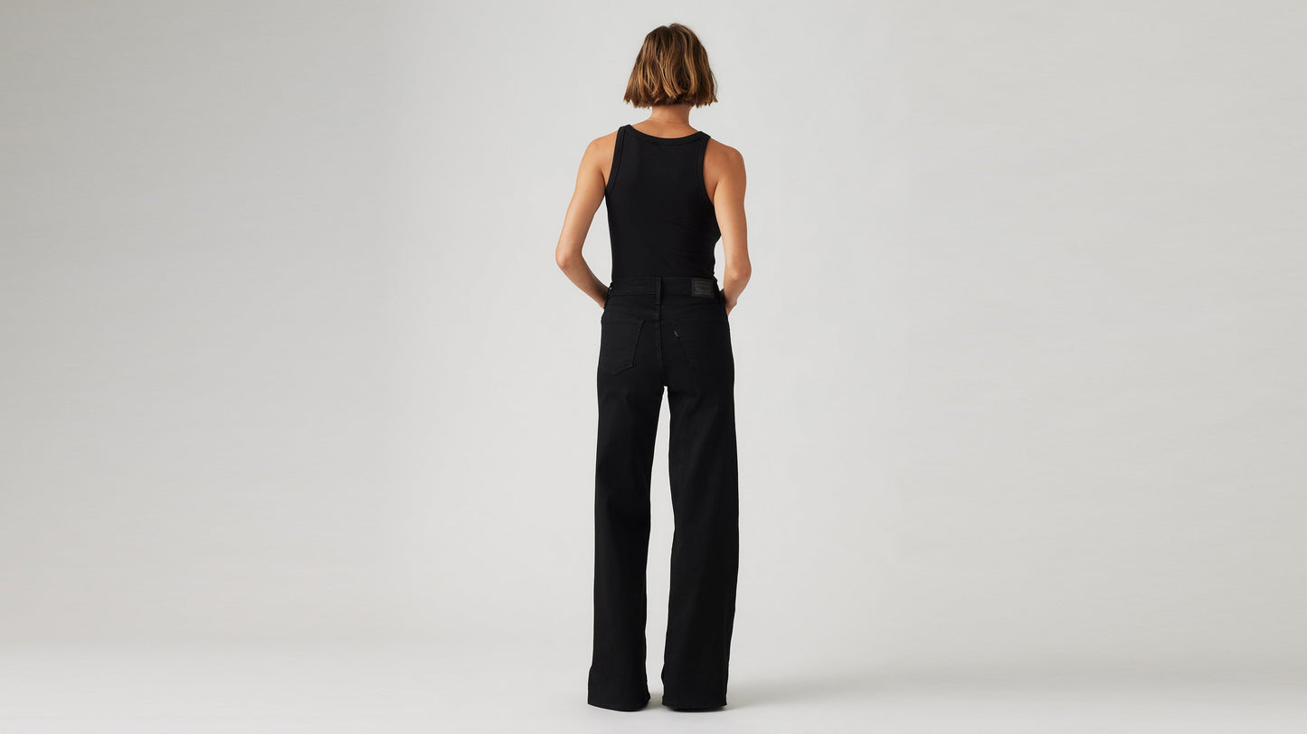 Model wearing Levi's women's black jeans, back view