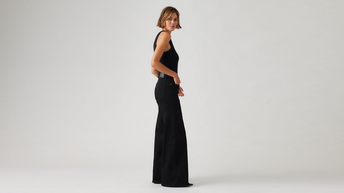 Model wearing Levi's Women's black jeans, side view