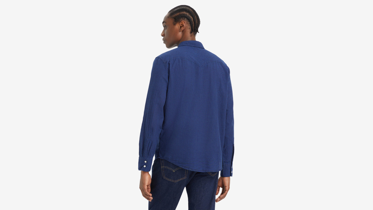 Model wearing a long sleeves blue checkered Levi's shirt, showing the back & side details