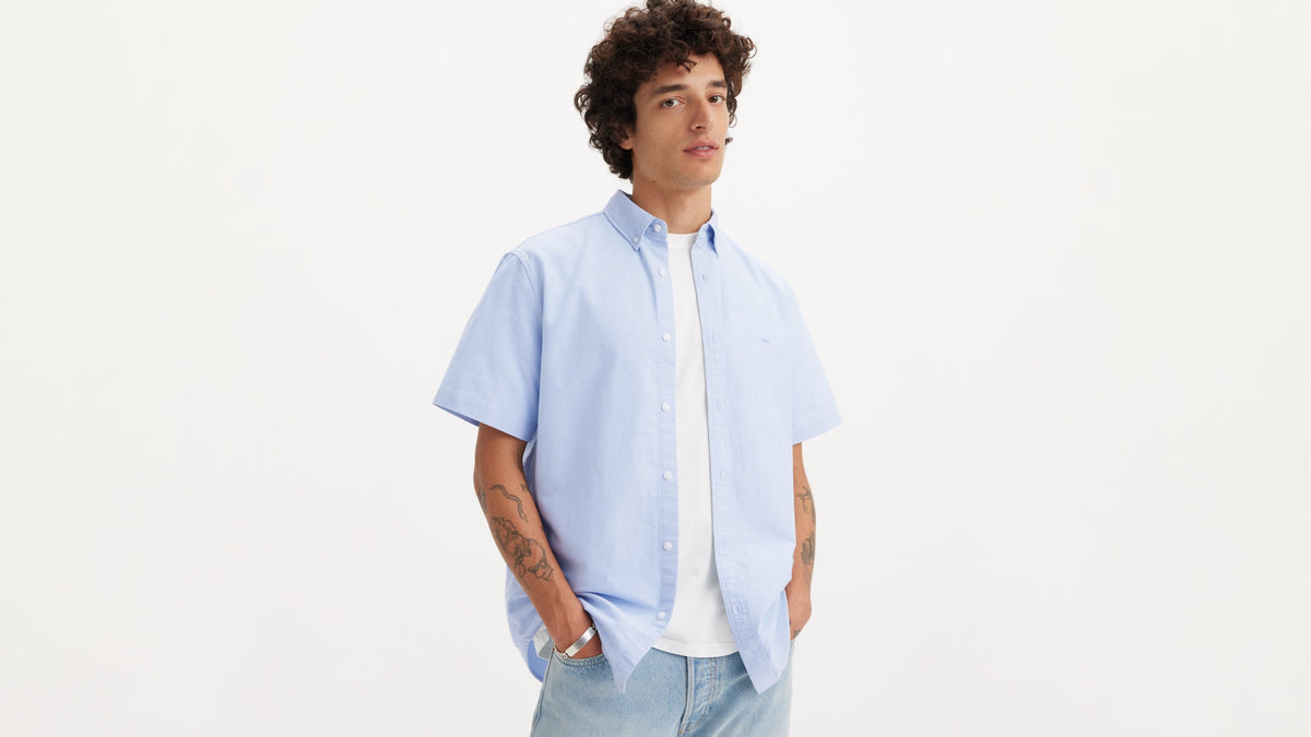 Man in blue Levi's men's short-sleeve shirts