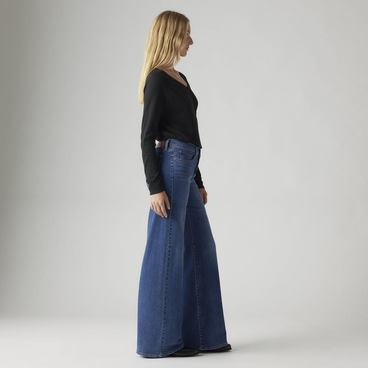levis-womens-318-shaping-wide-leg-jeans-001pz0001-4-GLO-CM-SV.jpg