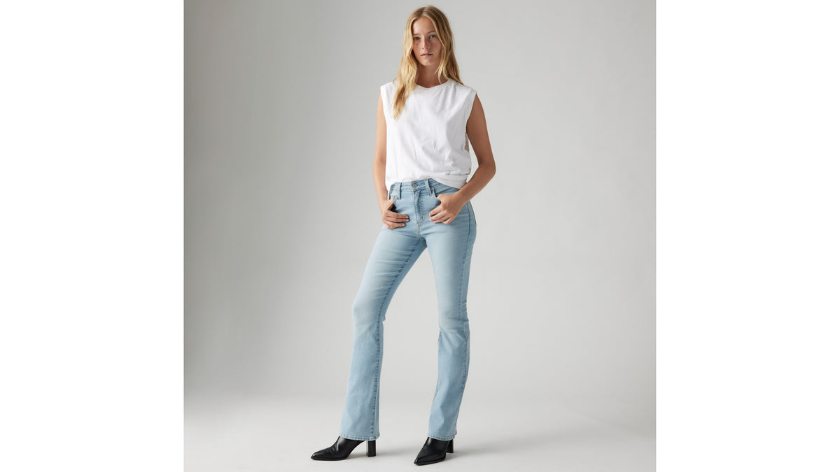 Woman in sleeveless top and Levi's light-blue jeans