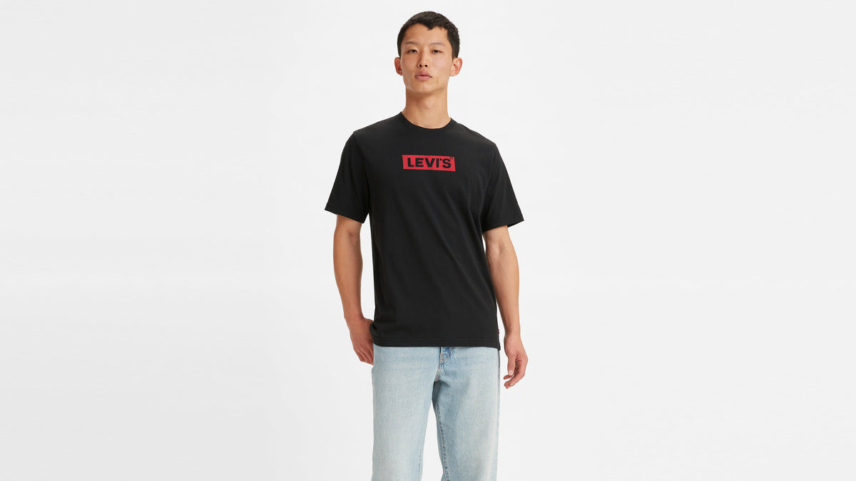 Man in black Levi’s Relaxed Fit Graphic T-Shirt with red logo, front view
