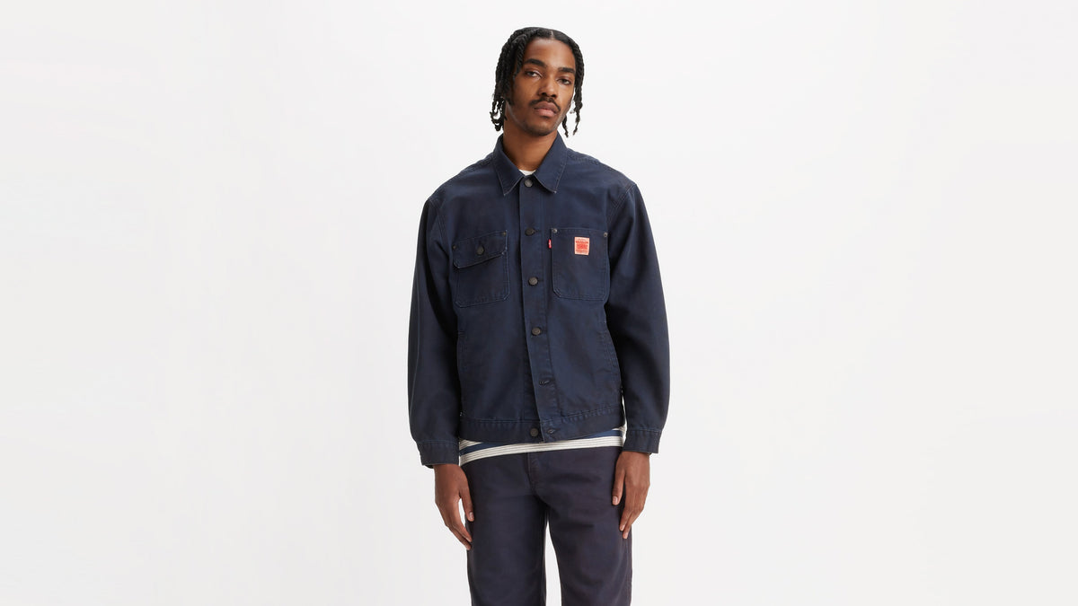 Model in navy Levi’s Sunrise Trucker jacket with patch pocket, front view