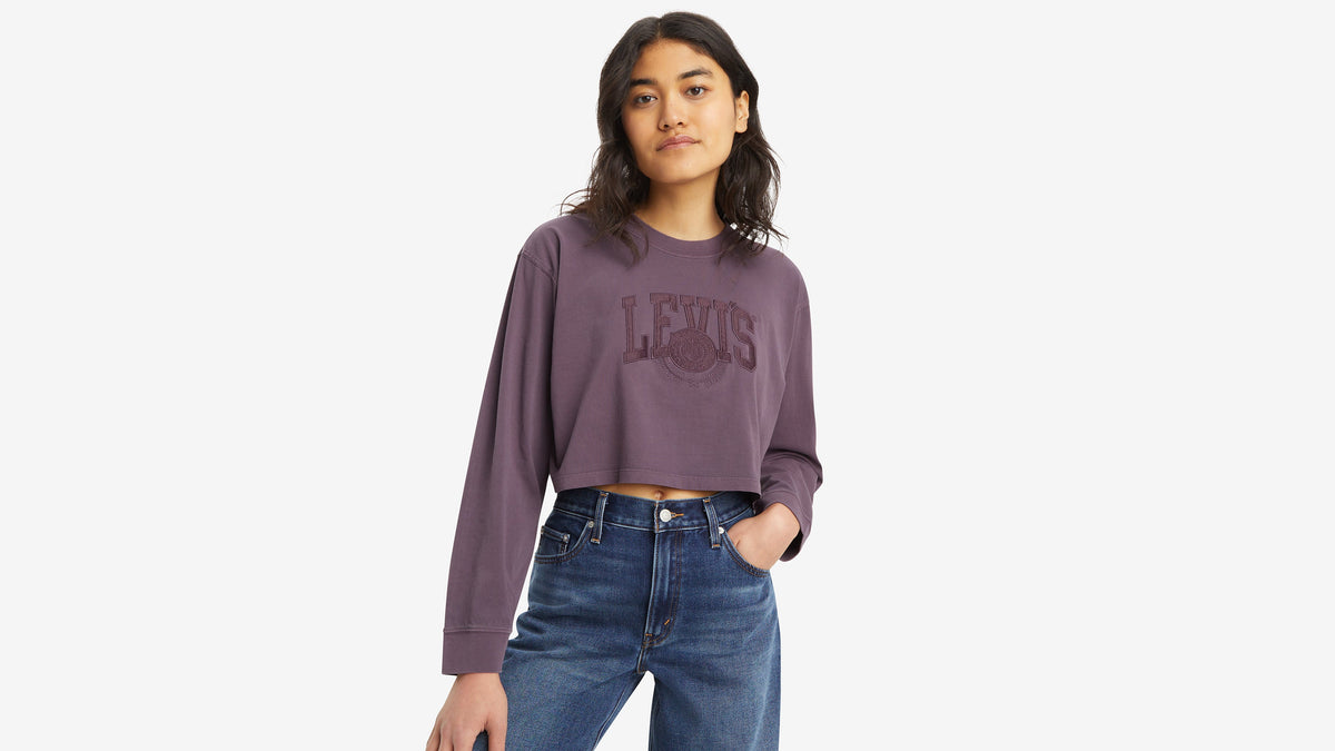 Levi’s embossed LS crop paired with high-rise jeans