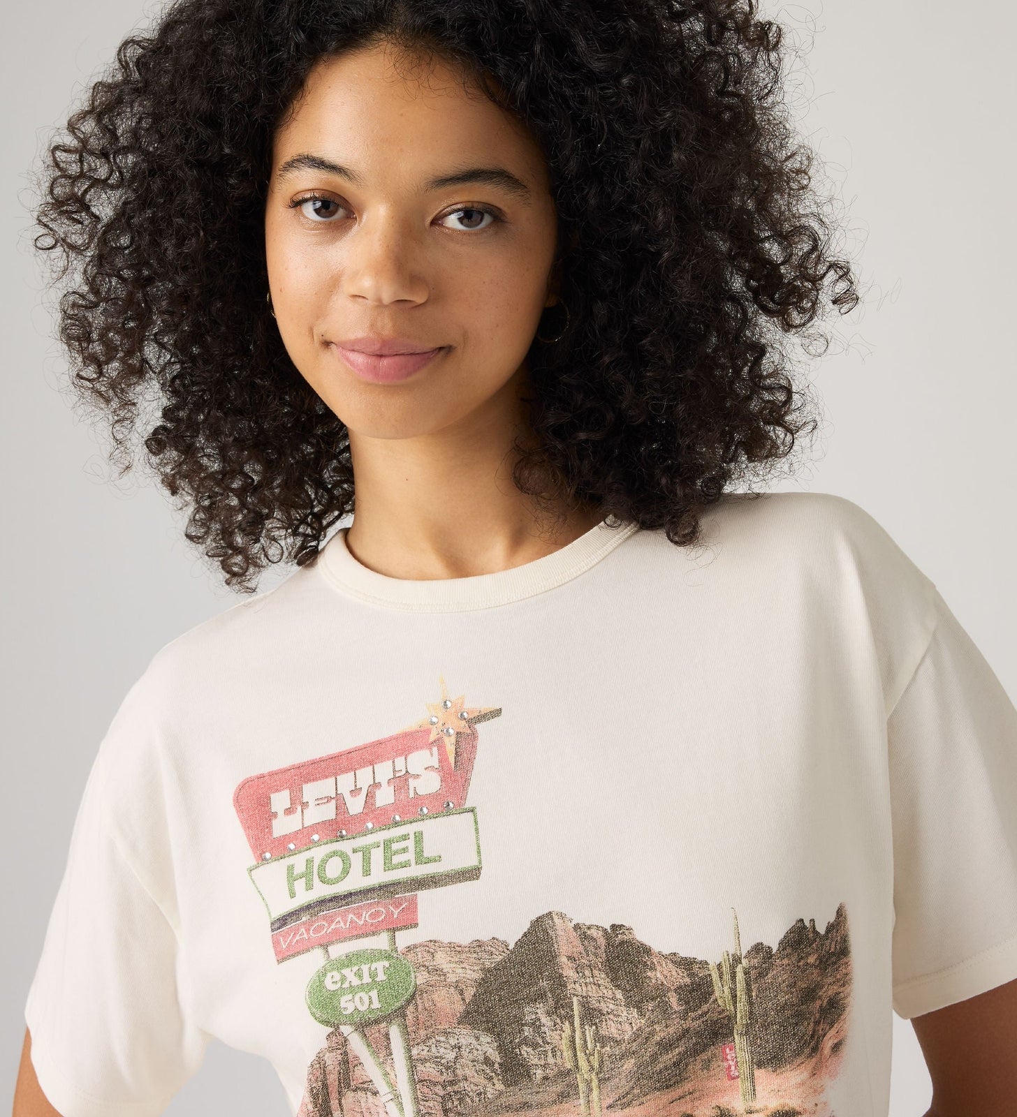 Main 4 - Levi's® Women's Graphic Vintage Short-Sleeve Tee - 005OY0061
