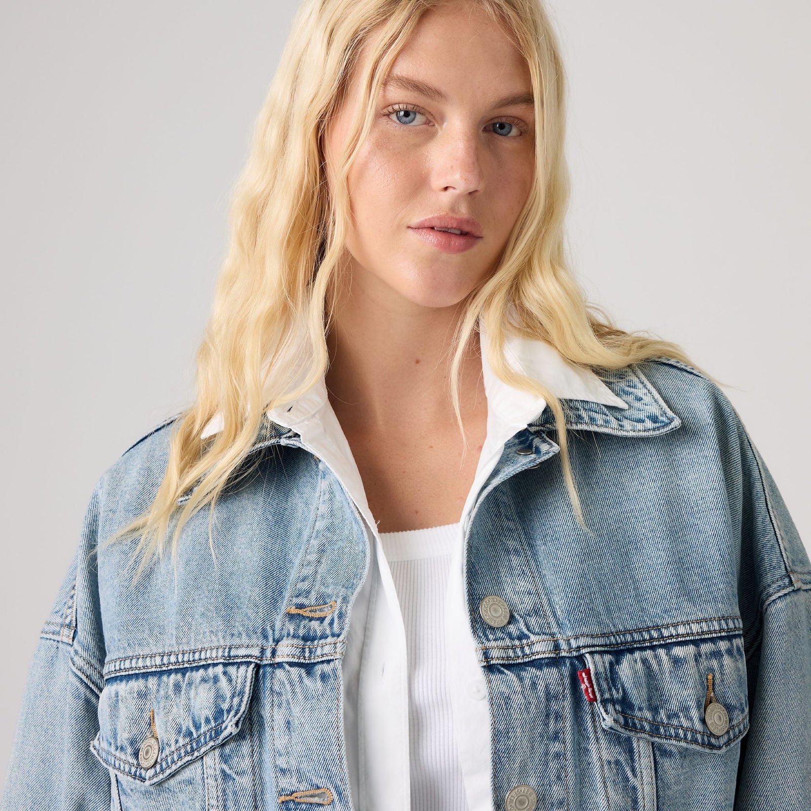 Main 4 - Levi's® Women's Loose Crop Trucker Jacket - 0089L0004