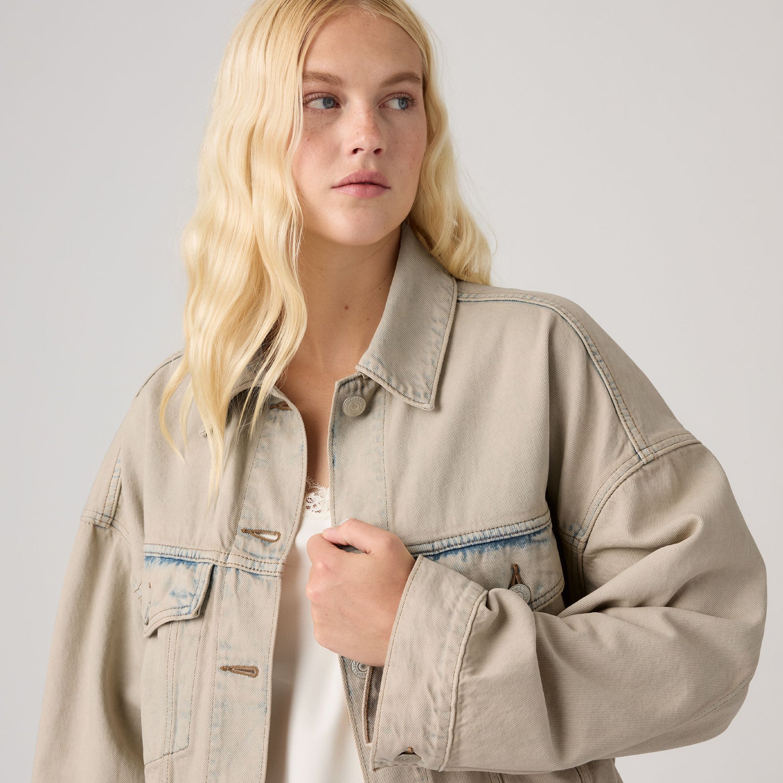 Main 4 - Levi's® Women's Loose Crop Trucker Jacket - 0089L0017